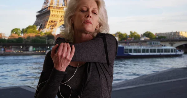 Jogger Van Volwassen Vrouw Aan Seine Warming Voor Uitvoeren Parijs — Stockfoto