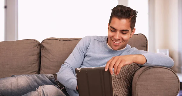 Joven Hispano Sentado Sofá Usando Tableta Sala Estar —  Fotos de Stock