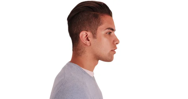 Seitenansicht Eines Hispanischen Mannes Mit Coolem Undercut Der Vor Weißem — Stockfoto