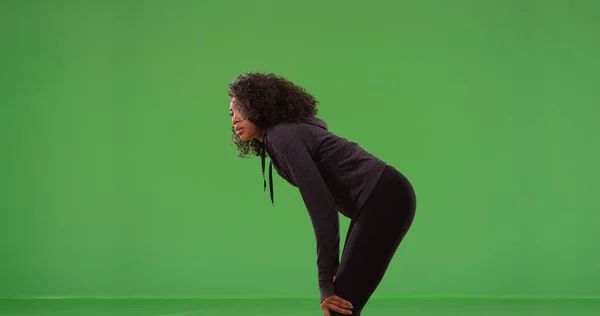 Perfil Black Athletic Female Taking Break Workout Tela Verde — Fotografia de Stock