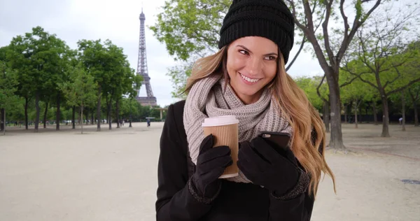 Chica Parisina Con Café Riéndose Mensajes Novios — Foto de Stock