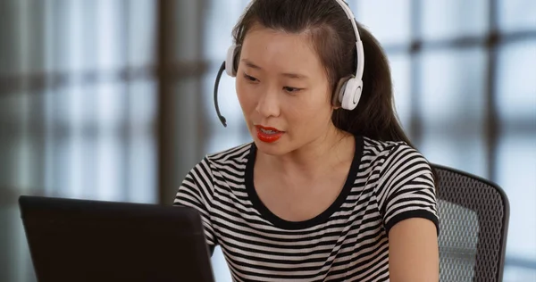 Customer Support Phone Operator Talking Client Call Center — Stock Photo, Image
