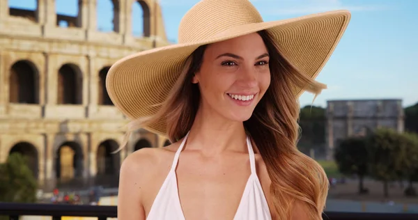 Lächelnde Touristin Mit Sonnenhut Rom — Stockfoto