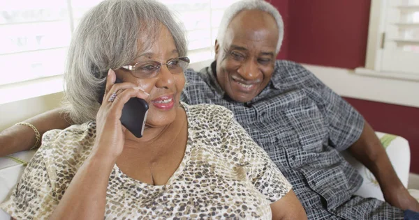 Старшая Черная Женщина Разговаривает Телефону — стоковое фото