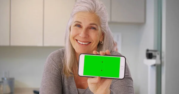 Gut Aussehende Kaukasierin Klinik Mit Smartphone — Stockfoto