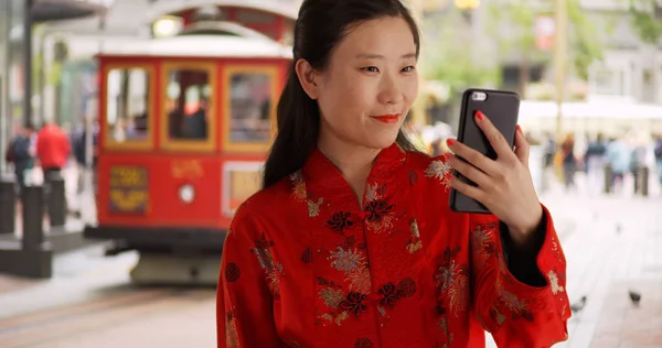 Närbild Tusenåriga Kinesiska Tar Selfie San Francisco — Stockfoto