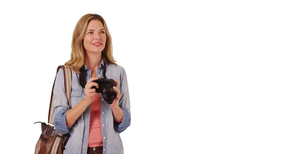 Sorrindo Mulher Meia Idade Tirando Foto Com Câmera — Fotografia de Stock