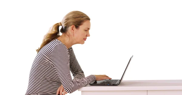 Tablo Veya Dizüstü Bilgisayarda Çalışma Masasına Oturan Beyaz Işkadını Profili — Stok fotoğraf