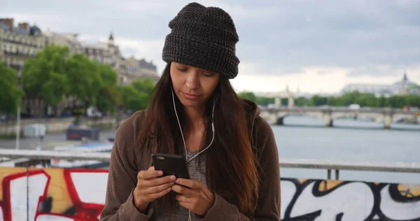 Turist Sms Och Lyssna Musik Streaming App Med Mobiltelefon Paris — Stockfoto