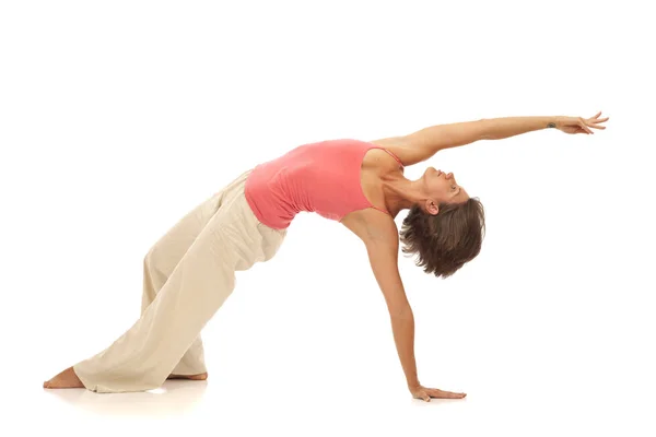 Yoga Yapan Genç Kadın — Stok fotoğraf