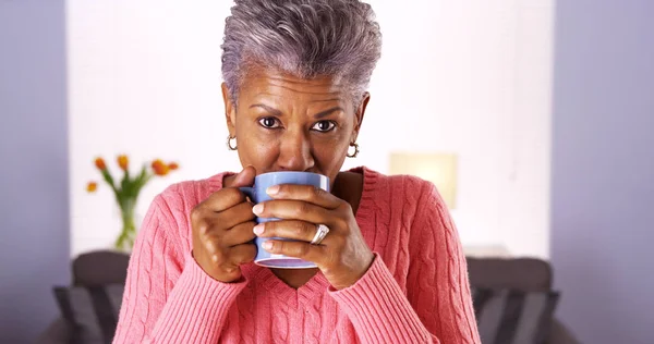 Mulher Negra Madura Sorrindo Com Caneca Café — Fotografia de Stock