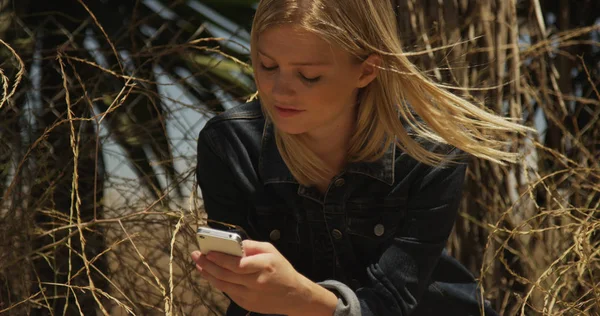 Young Attractive White Woman Texting Nature — Stock Photo, Image