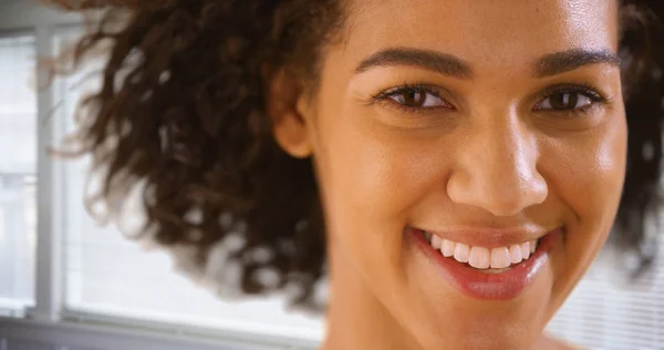 Nahaufnahme Porträt Einer Glücklichen Schwarzen Frau Die Lächelt — Stockfoto