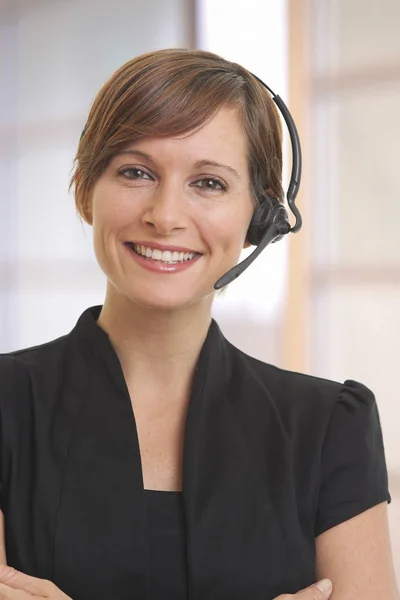 Retrato Una Joven Sonriente Telemarketer — Foto de Stock