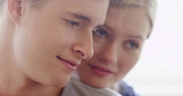 Primer Plano Pareja Joven Enamorada Sonriendo — Foto de Stock