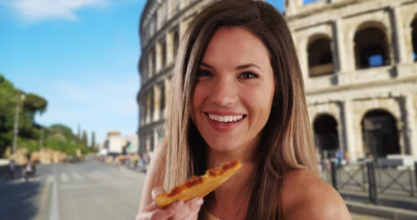 有吸引力的白种人黑发吃比萨饼片快乐地在罗马由体育馆 — 图库照片