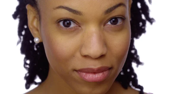 Oldukça Siyah Kadın Kameraya Gülümseyen Closeup — Stok fotoğraf