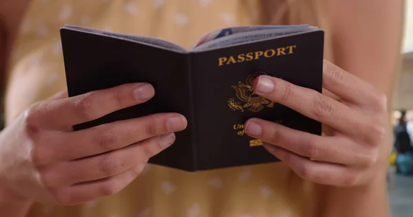 Ταξιδιώτης Γυναίκα Κρατώντας Και Μας Ανάγνωση Διαβατηρίου Έτοιμο Για Διεθνή — Φωτογραφία Αρχείου