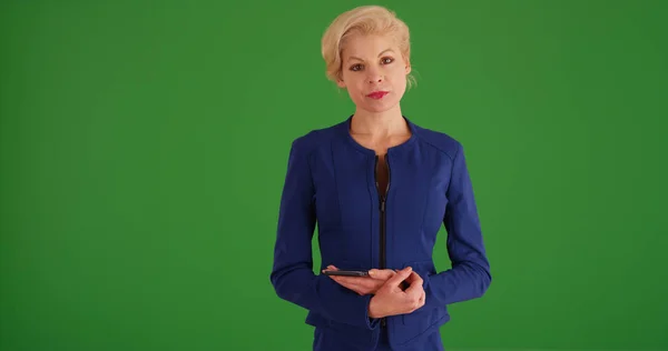 Mujer Blanca Mediana Edad Ejecutivo Negocios Posando Pantalla Verde — Foto de Stock