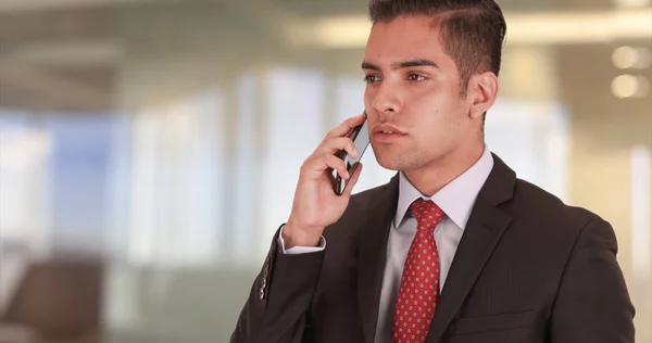 Joven Profesional Negocios Hispano Hablando Smartphone Oficina —  Fotos de Stock