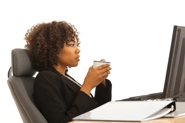 Молодая Африканская Бизнесвумен Держит Чашку Кофе Смотрит Экран Компьютера — стоковое фото
