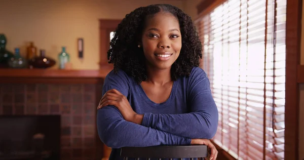 Retrato Sorridente Mulher Negra Bonita Sentada Para Trás Cadeira Casa — Fotografia de Stock