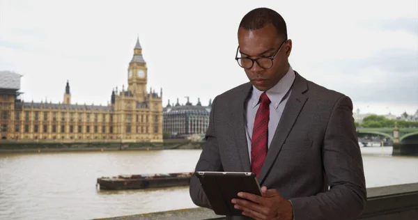 Hombre Negocios Negro Aspirante Con Dispositivo Tableta Posando Fuera Londres — Foto de Stock