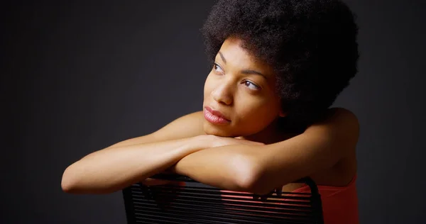 Sorrindo Mulher Negra Sentada Com Braços Parte Trás Cadeira — Fotografia de Stock