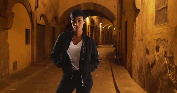 Hipster Schwarze Frau Auf Kleiner Straße Florenz Italien Posiert Für — Stockfoto