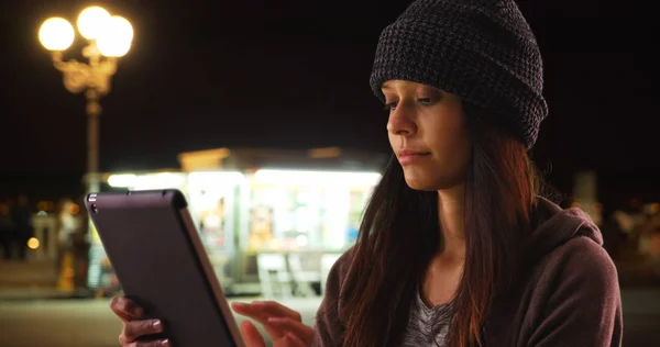 Millennial Chica Caucásica Utilizando Tableta Calle Ciudad Por Noche — Foto de Stock