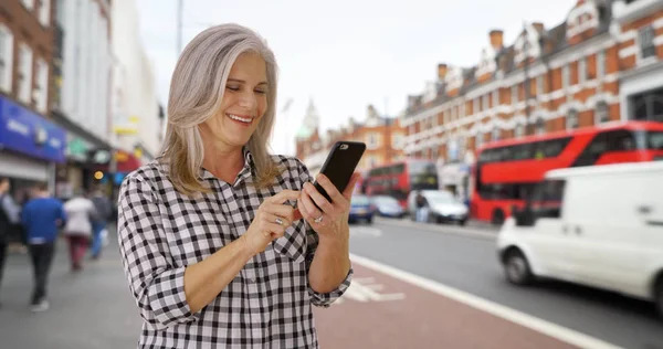 Middelbare Leeftijd Vrouw Controleert Haar Telefoon Tijdens Het Reizen Londen — Stockfoto