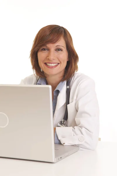 Retrato Una Joven Doctora Bata Blanca Computadora — Foto de Stock