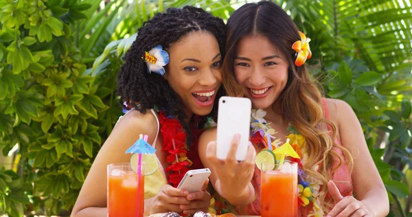Две Веселые Девушки Делают Селфи Тропическом Отпуске — стоковое фото