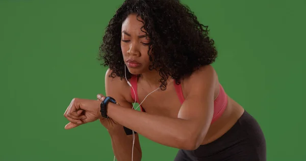 緑色の画面で時計のタイマーを確認運動黒女性ランナー — ストック写真