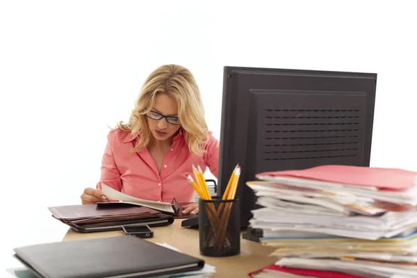 Joven Mujer Negocios Leyendo Archivos —  Fotos de Stock