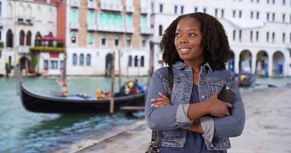 Carina Donna Nera Piedi Strada Affascinante Venezia Sorridente — Foto Stock