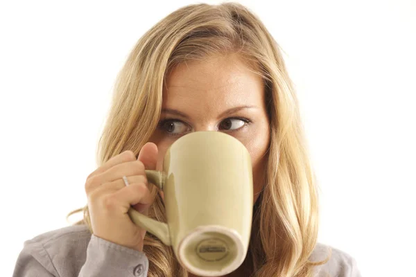 Κοντινό Πλάνο Γυναίκα Πίνοντας Καφέ Που Απομονώνονται Λευκό Φόντο — Φωτογραφία Αρχείου