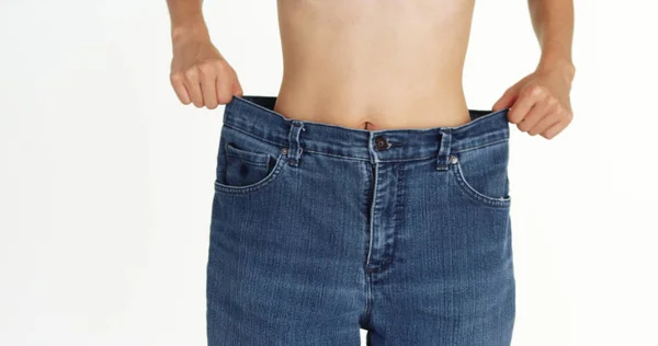 Magrissima Donna Holding Grande Jeans — Foto Stock