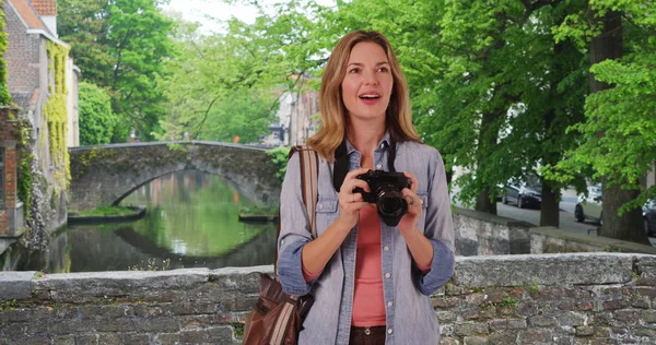 Fotógrafo Viajes Brujas Tomando Fotos Afuera Sonriendo — Foto de Stock