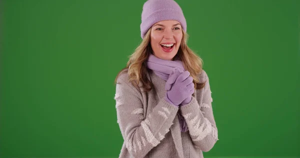Μέσης Ηλικίας Γυναίκα Καυκάσιος Στο Χειμωνιάτικα Ρούχα Χαμογελώντας Στην Πράσινη — Φωτογραφία Αρχείου