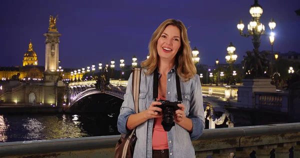 Fotograf Podróży Jej Aparat Wspaniałą Noc Paryżu — Zdjęcie stockowe