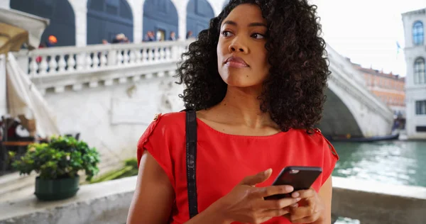Feliz Mulher Afro Americana Turista Veneza Mensagens Texto Telefone Celular — Fotografia de Stock