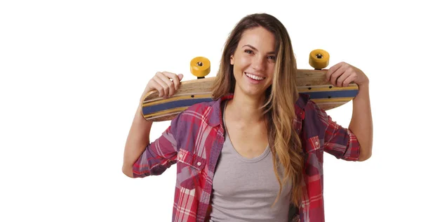 Menina Milenar Posando Com Skate Nos Ombros Estúdio Com Espaço — Fotografia de Stock