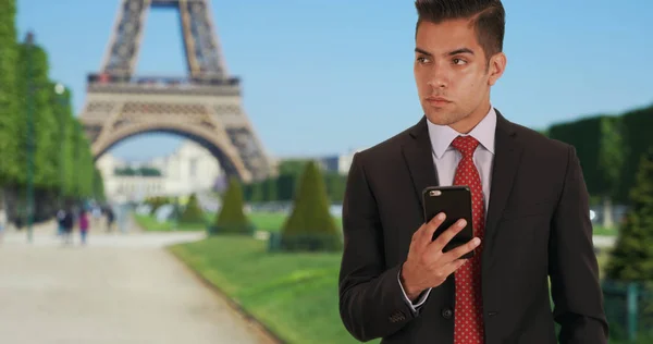 Portret Van Schattige Hispanic Zakenman Sms Mobiel Buurt Van Eiffel — Stockfoto