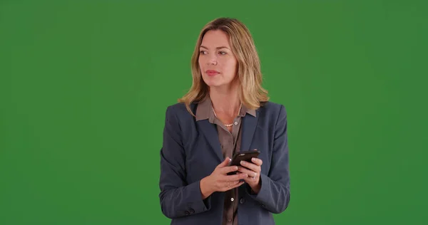 Cep Telefonu Için Metin Yeşil Ekranda Kullanan Kadın Professional — Stok fotoğraf