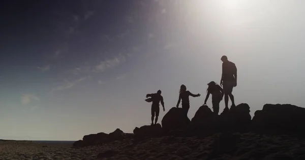 Amigos Explorando Grandes Rocas Playa — Foto de Stock