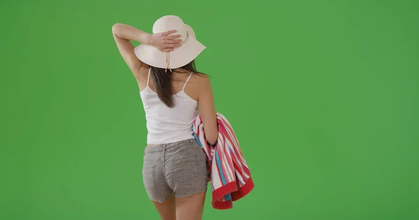 Uma Menina Hispânica Prepara Para Para Praia Tela Verde — Fotografia de Stock