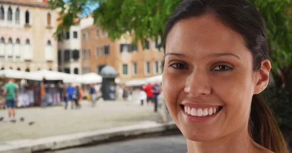 Retrato Close Bela Mulher Turística Rua Veneza Desfrutando Férias — Fotografia de Stock