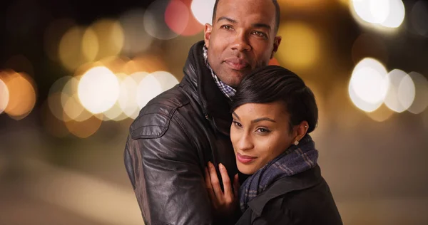 一对黑人夫妇在繁忙的城市街道上拥抱在一起 — 图库照片