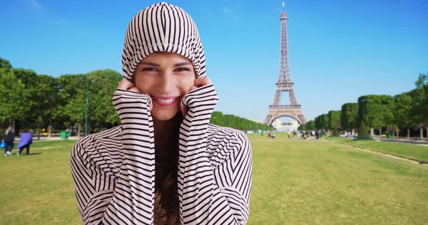 愉快的高加索女性微笑在照相机在巴黎附近埃菲尔铁塔 — 图库照片